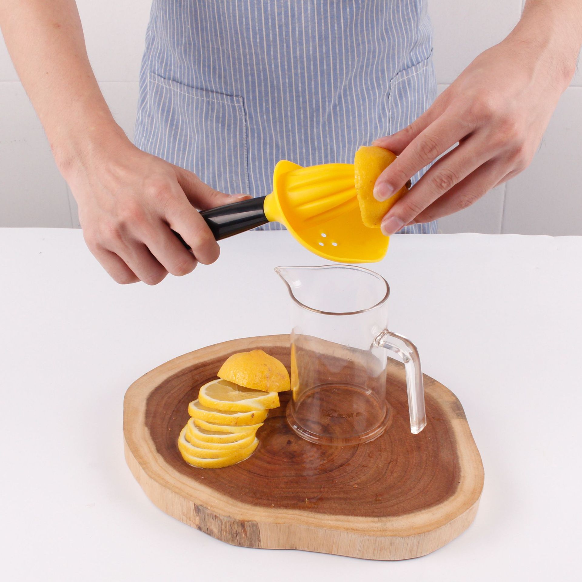 Discover the Joy of Fresh Juice with Our Creative Kitchen Gadget Manual Juicer